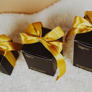 Každá svíčka 🕯 je vyrobena ručně ze šetrného 100% sójového vosku. S péčí je svíčka se šperkem umístěna a zabalena do...