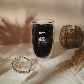 🖤 Představujeme naši elegantní černou sójovou svíčku s tajemstvím uvnitř: skrytý šperk z přírodního drahokamu Jaspis. 🔥 💎...