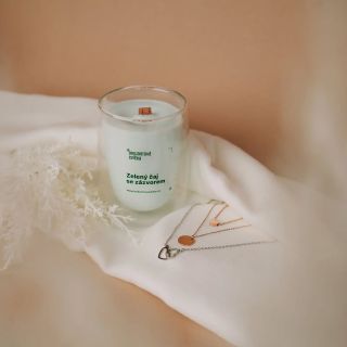 Svíčka s vůní Zeleného čaje se zázvorem přináší jemnou a osvěžující vůni zeleného čaje, obohacenou o pikantní nádech...